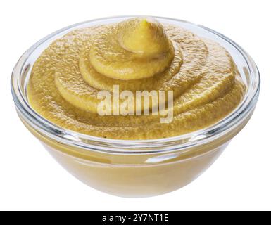 Sauce moutarde dans un bol en verre sur fond blanc. Vue de face. Le fichier contient un chemin de détourage. Banque D'Images