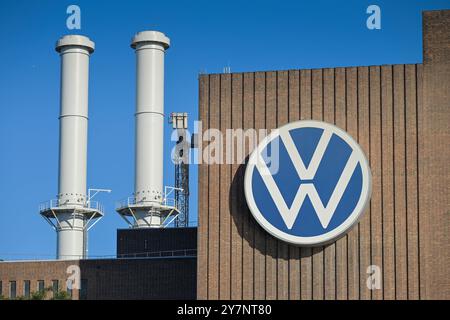 Volkswagen logo am VW-Kraftwerk, Werk Wolfsburg, Niedersachsen, Deutschland Banque D'Images