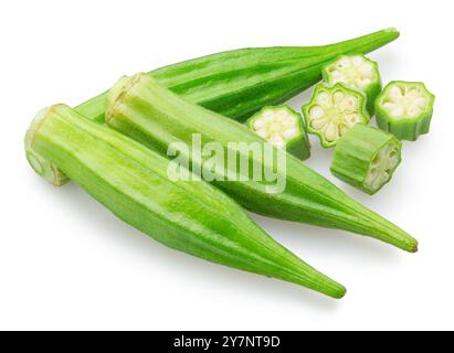 Gousses de graines vertes d'okra et morceaux d'okra isolés sur fond blanc. Le fichier contient des chemins de détourage. Banque D'Images