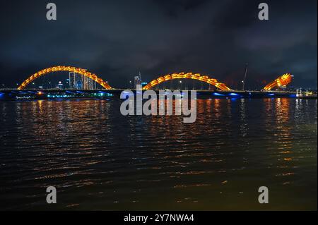 Dragon Bridge ou Cau Rong sur la rivière Han à Da Nang au Vietnam la nuit Banque D'Images