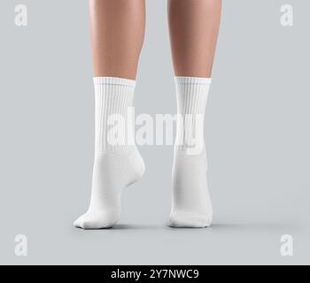 Maquette de chaussettes longues de pointe blanches vue avant, guêtres hautes sur les jambes des femmes isolées sur fond. Modèle de chaussures décontracté de mode, vêtements de paire sur supplément Banque D'Images
