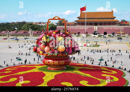 Pékin, Chine. 25 septembre 2024. Cette photo prise le 25 septembre 2024 montre un 'panier de fleurs' sur la place Tian'anmen à Pékin, capitale de la Chine. Crédit : Chen Zhonghao/Xinhua/Alamy Live News Banque D'Images