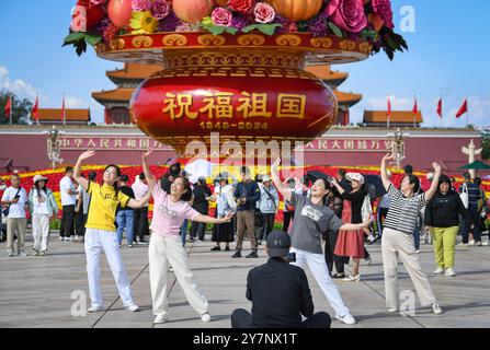 Pékin, Chine. 25 septembre 2024. Les gens posent pour une photo avec un « panier de fleurs » sur la place Tian'anmen à Pékin, capitale de la Chine, le 25 septembre 2024. Crédit : Chen Zhonghao/Xinhua/Alamy Live News Banque D'Images