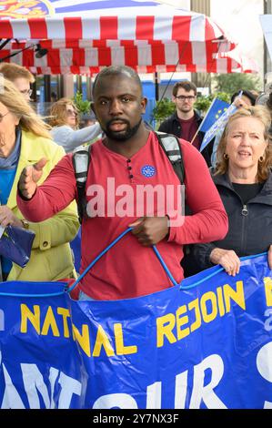 Femi Oluwole (écrivaine et militante politique) à la 3ème Marche nationale Rejoin à Londres, le 28 septembre 2024, faisant campagne pour que le Royaume-Uni rejoigne l'UE Banque D'Images