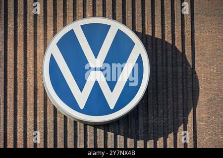 Logo Volkswagen AM VW-Kraftwerk, Werk Wolfsburg, Niedersachsen, Deutschland *** logo Volkswagen sur la centrale VW, usine de Wolfsburg, basse-Saxe, Allemagne Banque D'Images
