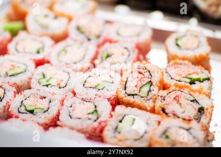 Un plateau de sushis magnifiquement arrangé avec un délicieux crabe et du concombre frais placé avec art dessus pour le plaisir Banque D'Images