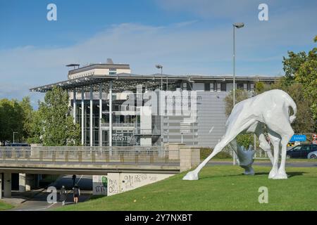 Giraffe von der Künstlerin Sina Heffner, Kunstmuseum, Hollerplatz, Wolfsburg, Niedersachsen, Deutschland *** girafe de l'artiste Sina Heffner, Kunstmuseum, Hollerplatz, Wolfsburg, basse-Saxe, Allemagne Banque D'Images