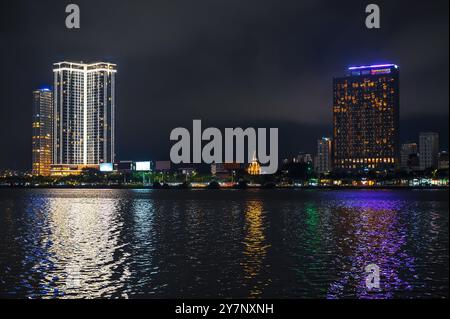 Panorama nocturne de la ville de Da Nang avec le remblai de la rivière Han et les gratte-ciel des hôtels sur le rivage la nuit au Vietnam Banque D'Images