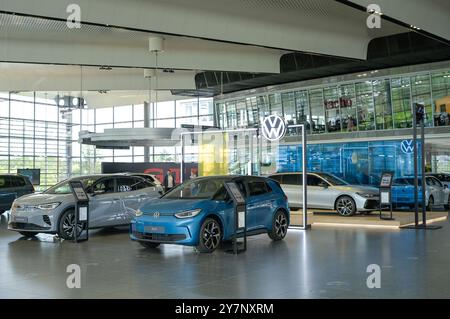 VW Kundencenter, Austellung von Neuwagen ID, Autostadt Volkswagen, Wolfsburg, Niedersachsen, Deutschland *** VW Customer Center, affichage de l'ID de la nouvelle voiture, Autostadt Volkswagen, Wolfsburg, basse-Saxe, Allemagne Banque D'Images