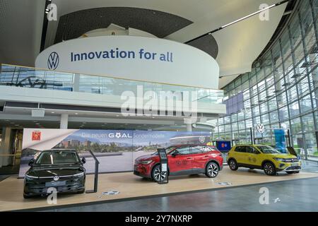 VW Kundencenter, Austellung von Neuwagen ID, Autostadt Volkswagen, Wolfsburg, Niedersachsen, Deutschland *** VW Customer Center, affichage de l'ID de la nouvelle voiture, Autostadt Volkswagen, Wolfsburg, basse-Saxe, Allemagne Banque D'Images