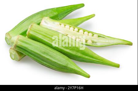 Gousses de graines vertes d'okra et coupe longitudinale de gousses d'okra isolées sur fond blanc. Le fichier contient des chemins de détourage. Banque D'Images