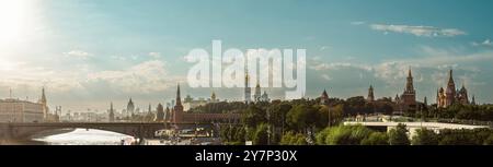 Panorama de Moscou. Vue sur le pont, le parc Zaryadye, la rivière et l'attraction principale, le Kremlin, par une journée d'été ensoleillée avec un ciel bleu a Banque D'Images
