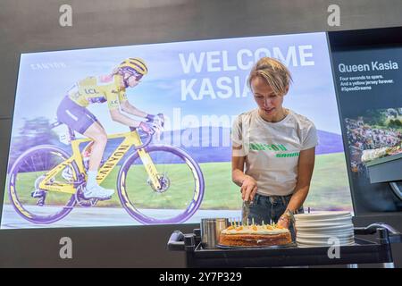 Kasia Niewiadoma 30.09.2024, Rheinland-Pfalz, Koblenz : Kasia Niewiadoma, die polnische Radrennfahrerin des Teams Canyon//SRAM Racing, Hat kürzlich einen bemerkenswerten Erfolg erzielt. Niewiadoma gewann die Tour de France femmes avec Zwift 2024, was als der bisher groesste Erfolg ihrer Karriere Gilt. Nach ihrem Triumph BEI der Tour de France femmes und ihrer Teilnahme an den Strassenrad-Weltmeisterschaften stattete Kasia Niewiadoma dem Hauptsitz von Canyon vélos in Koblenz einen Besuch ab. Kasia hatte einen Tag 29.09.2024 vor dem Besuch Ihren 30. Geburtstag, darum Gab es auch einen Kuchen z Banque D'Images