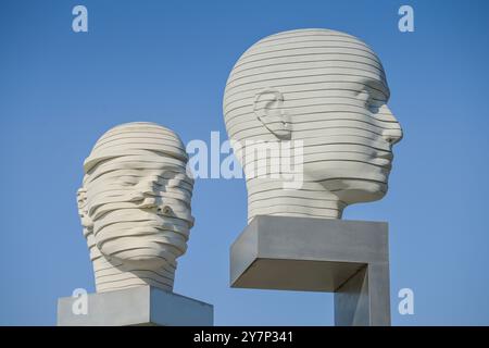 Illustration, mouvement de la tête - têtes, déplacement, Forumplatz, Adlershof, Treptow-Köpenick, Berlin, Allemagne, Kunstwerk, Kopfbewegung - heads, Deutschland Banque D'Images