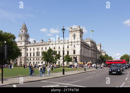 Parliament Square, coin de Parliament Street et Great George Street, Westminster, Londres et les bureaux du gouvernement à Great Geoorge Street. Banque D'Images