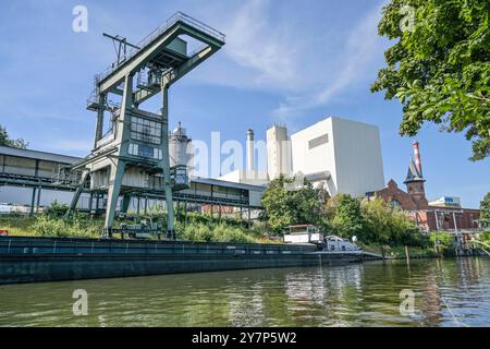 Déchargement d'un bateau à charbon, centrale thermique de Moabit, canal maritime Berlin-Spandau, Friedrich-Krause-Ufer, Moabit, Berlin, Allemagne, Entladung EI Banque D'Images