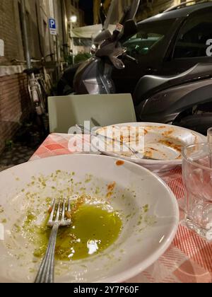 deux bols vides de pâtes finies sur une table à dîner à l'extérieur à rome en italie Banque D'Images