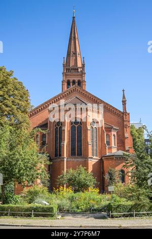 Vitrail en bouteilles de gin, église des douze Apôtres, an der Apostelkirche, Schöneberg, Berlin, Allemagne, Kirchenfenster aus Ginflaschen, Z Banque D'Images