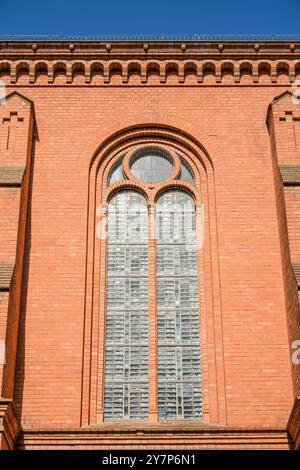 Vitrail en bouteilles de gin, église des douze Apôtres, an der Apostelkirche, Schöneberg, Berlin, Allemagne, Kirchenfenster aus Ginflaschen, Z Banque D'Images