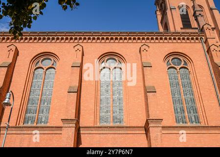 Vitrail en bouteilles de gin, église des douze Apôtres, an der Apostelkirche, Schöneberg, Berlin, Allemagne, Kirchenfenster aus Ginflaschen, Z Banque D'Images