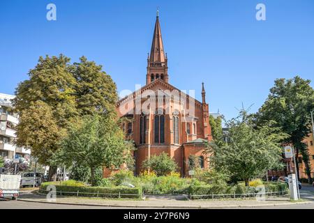 Vitrail en bouteilles de gin, église des douze Apôtres, an der Apostelkirche, Schöneberg, Berlin, Allemagne, Kirchenfenster aus Ginflaschen, Z Banque D'Images