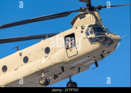 Un hélicoptère de transport militaire Boeing CH-47F Chinook de la Royal Netherlands Air Force. Banque D'Images