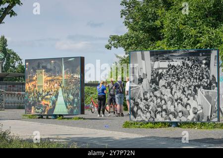 Exposition de photos sur la chute du mur de Berlin, vestiges du mur de Berlin, mémorial du passage frontalier de Bornholmer Strasse, Mitte, Berlin, Allemagne, Foto Banque D'Images