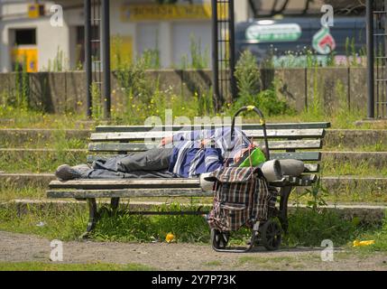 Homme sans abri dormant sur un banc de parc, Franz-Neumann-Platz, Reinickendorf, Berlin, Allemagne, Obdachloser schläft auf Parkbank, Allemagne Banque D'Images