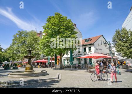 Fontaine de Schinkel, scène de rue Alt-Tegel, Tegel, Reinickendorf, Berlin, Allemagne, Schinkelbrunnen, Straßenszene Alt-Tegel, Deutschland Banque D'Images