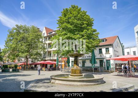 Fontaine de Schinkel, scène de rue Alt-Tegel, Tegel, Reinickendorf, Berlin, Allemagne, Schinkelbrunnen, Straßenszene Alt-Tegel, Deutschland Banque D'Images