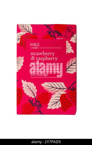 Boîte de sachets de thé Marks & Spencer Strawberry & Raspberry infusion naturellement sans caféine isolés sur fond blanc Banque D'Images