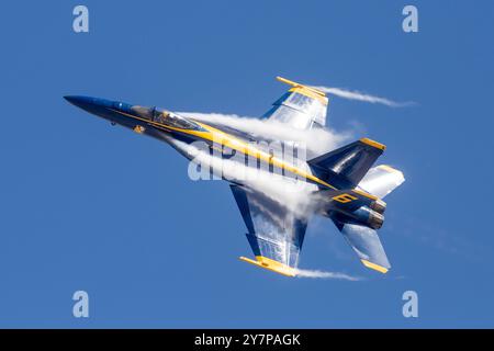 Un Blue Angel de l'US Navy effectue des manœuvres de formation acrobatique lors du 2024 Marine corps Air Station Miramar Airshow à San Diego, le 26 septembre 2024. T Banque D'Images