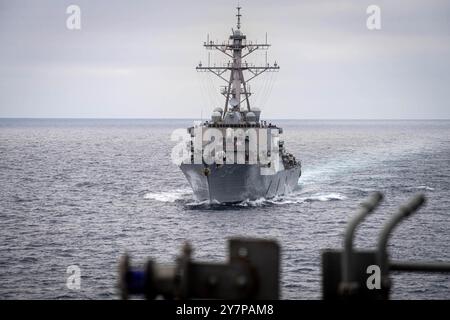 Le destroyer de missiles guidés de classe Arleigh-Burke USS Curtis Wilbur (DDG 54) s'approche du porte-avions USS Nimitz (CVN 68) pour un replen connecté Banque D'Images