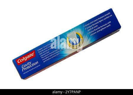 Informations sur la boîte de nouveau look Colgate Cavity protection dentifrice fluorure dentifrice avec calcium isolé sur fond blanc Banque D'Images