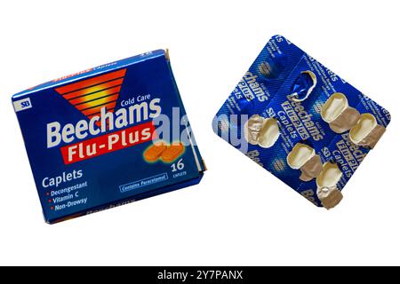 Boîte de Cold Care Beechams Flu-plus caplets avec emballage blister enlevé isolé sur fond blanc - décongestionnant, vitamine C, non somnolent Banque D'Images