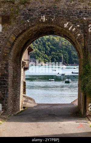 Vue sur la rivière Dart en descendant Warfleet Creek Road et en passant par Arch of the Narrow Bridge sur Castle Road jusqu'au château de Dartmouth et à la côte Banque D'Images