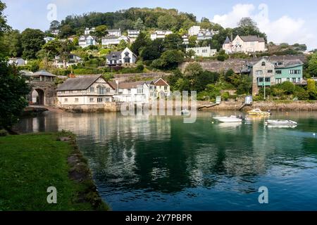 Warfleet Creek View avec jetée, bateaux, reflets avec maisons à flanc de colline, Dartmouth. Banque D'Images