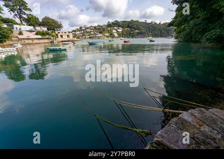 Warfleet Creek View avec jetée, cordes d'amarrage, bateaux et reflets avec Hillside Houses, Dartmouth, Devon. Banque D'Images