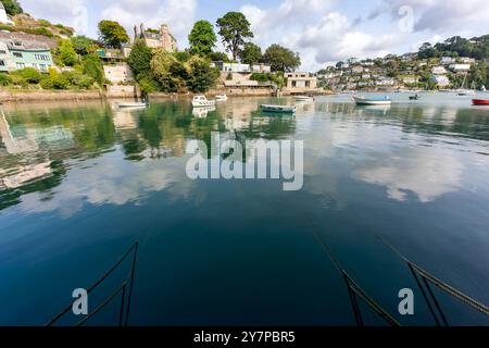 Warfleet Creek et River Dart View, avec jetée, cordes d'amarrage, bateaux et reflets avec Riverside Houses #2. Banque D'Images