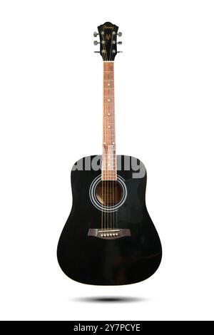 Izmir, Turquie - 20 juin 2024 : vue de face d'une guitare acoustique de marque Ibanez photographiée sur un fond blanc, mettant en valeur son corps noir classique et d Banque D'Images