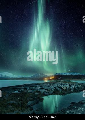 Un spectaculaire spectacle d'aurores boréales illumine le ciel nocturne du nord de la Norvège. Aventure et voyage. Photo composite. Banque D'Images