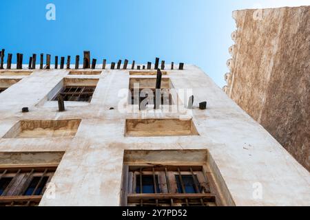 Vue panoramique sur un bâtiment arabe traditionnel aux murs blanchis à la chaux et aux poutres en bois. Architecture arabe ancienne Banque D'Images