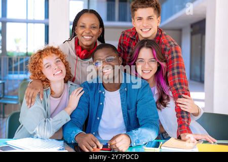 Groupe d'amis multiethniques heureux et souriants regardant la caméra. Banque D'Images
