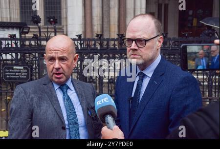 Londres, Royaume-Uni. 1er octobre 2024. Les journalistes Barry McCaffrey et Trevor Birney s'adressent aux médias alors que la surveillance policière sur les audiences du tribunal des journalistes commence à la Cour royale de justice de Londres. Le couple aurait été espionné par la police, et les actions du Service de police d'Irlande du Nord, de la Durham Constabulary et de la met police de Londres seront examinées en fonction de leur rôle dans la surveillance illégale présumée. Crédit : Vuk Valcic/Alamy Live News Banque D'Images