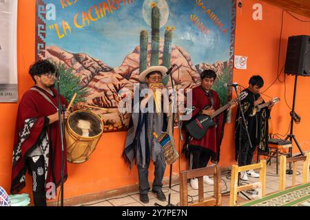 Musiciens indigènes aymaras jouant de la musique andine traditionnelle à Humahuaca dans la Quebrada de Humuhuaca, Argentine. Banque D'Images