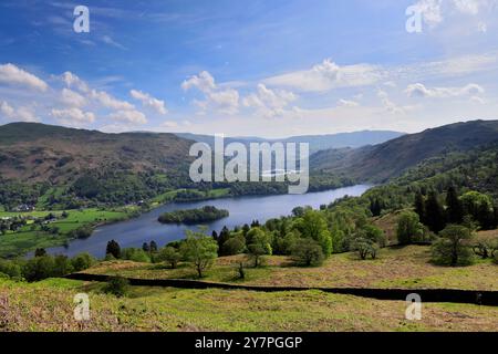 Vue élevée du village de Grasmere et du lac depuis Silver Howe Fell, Lake District National Park, Cumbria, Angleterre, Royaume-Uni Banque D'Images