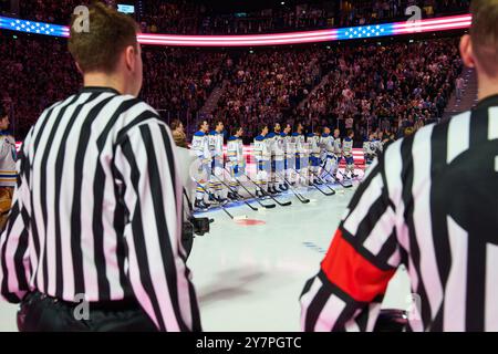 Arbitres Symbol à l'hymne américain dans le match amical du Global Series Challenge EHC RB MUENCHEN - BUFFALO SABRES 0-5 au SAP Garden à Munich, Allemagne, le 27 septembre 2024. Saison 2024/2025, Journée x, photographe : ddp images / STAR-images Banque D'Images