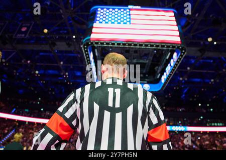 Arbitre Symbol à l'hymne américain dans le match amical du Global Series Challenge EHC RB MUENCHEN - BUFFALO SABRES 0-5 au SAP Garden à Munich, Allemagne, le 27 septembre 2024. Saison 2024/2025, journée x, photographe : Peter Schatz Banque D'Images