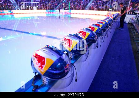 Symbol Casques dans le match amical du Global Series Challenge EHC RB MUENCHEN - BUFFALO SABRES 0-5 au SAP Garden à Munich, Allemagne, le 27 septembre 2024. Saison 2024/2025, Journée x, photographe : ddp images / STAR-images Banque D'Images