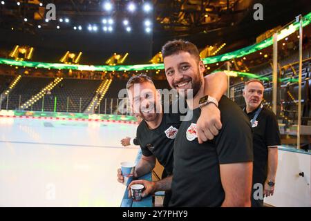 Tobias Rieder, EHC RB MUC 8 Maximilian KASTNER, EHC RB MUC 93 dans le match amical du Global Series Challenge EHC RB MUENCHEN - BUFFALO SABRES 0-5 au SAP Garden à Munich, Allemagne, le 27 septembre 2024. Saison 2024/2025, Journée x, photographe : ddp images / STAR-images Banque D'Images